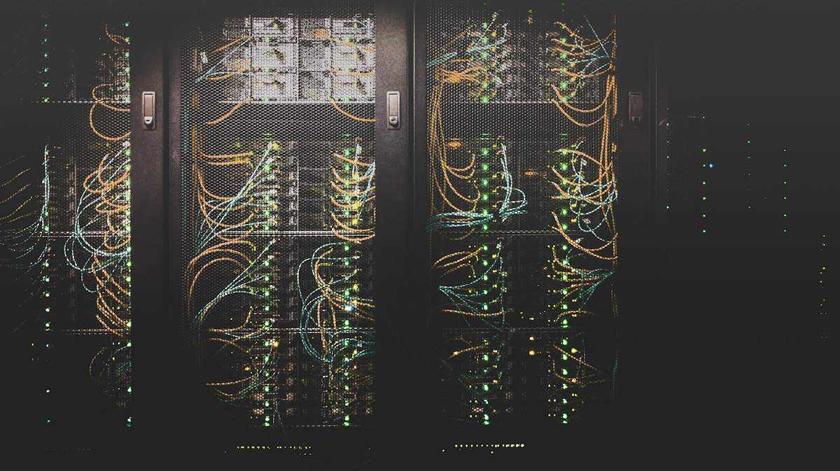 Serverrack als Metapher für Modell-Infrastruktur